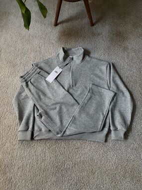 ALO Yoga Men’s Heather Gray Half-Zip Pullover Sweatshirt